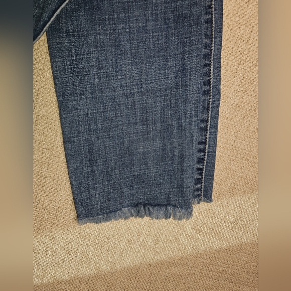 Levis Women's 711 Skinny Jean, Medium Wash, Mid Rise, Freyed Hem Size 33 - Picture 4 of 13